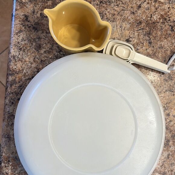 3 Pieces of Tupperware - Veggie Server with Cover, Measuring Spoons and Creamer - Picture 7 of 7